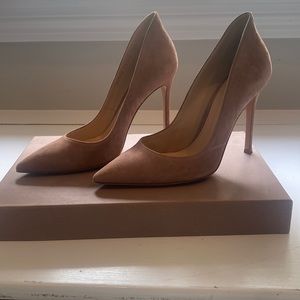 Elegant, timeless Gianvito Rossi nude pumps